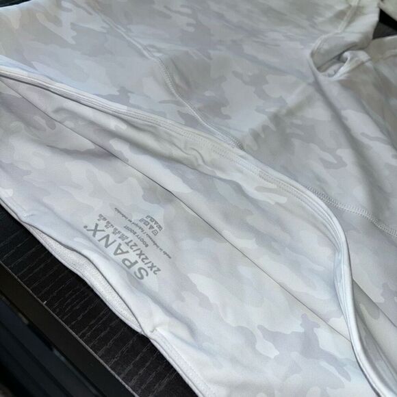Spanx booty boost 7/8 printed white camo leggings 2X new - Picture 4 of 11